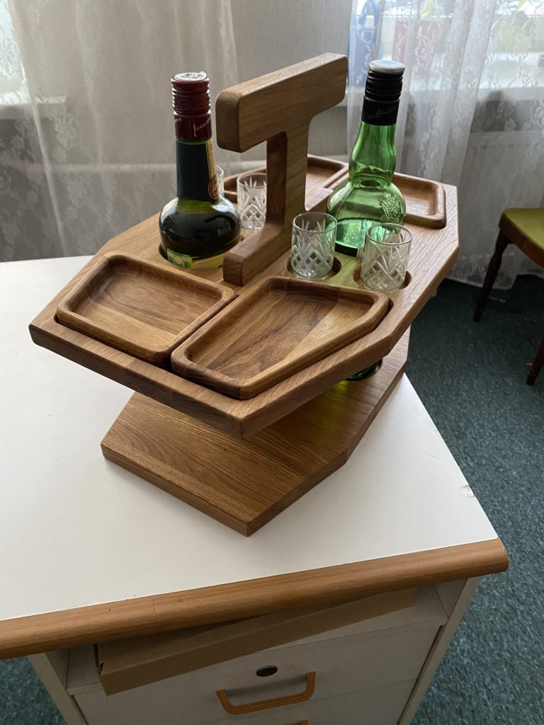 Водочный столик из дуба