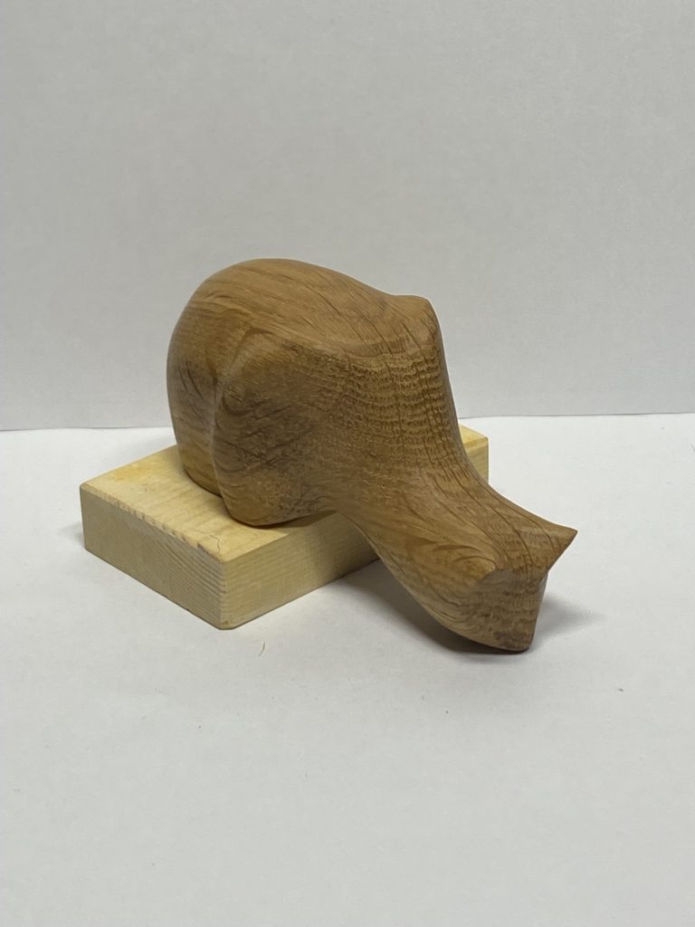 Кошка, сидящая на шкафу (дуб)