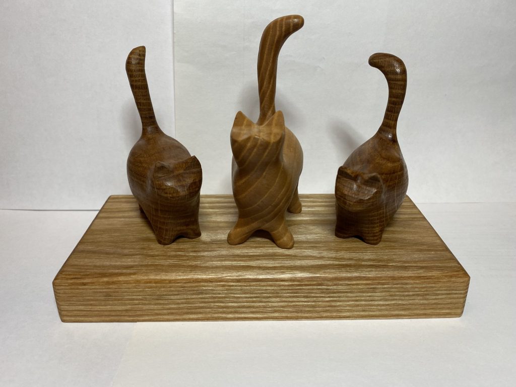 Три кошки на подставке(ясень,дуб)